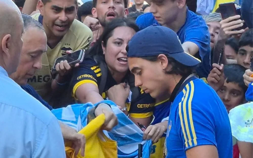 Cientos de hinchas recibieron al plantel xeneize en la previa del partido por el Apertura.