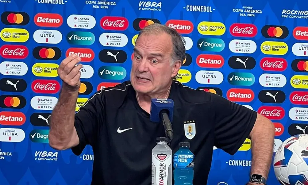 Bielsa enojado tras la eliminación de Uruguay 