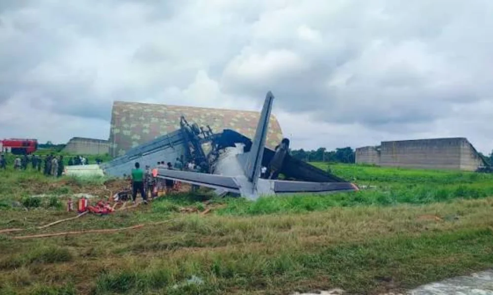 Un avión de transporte de la Fuerza Aérea india se precipitó cuando intentaba aterrizar.