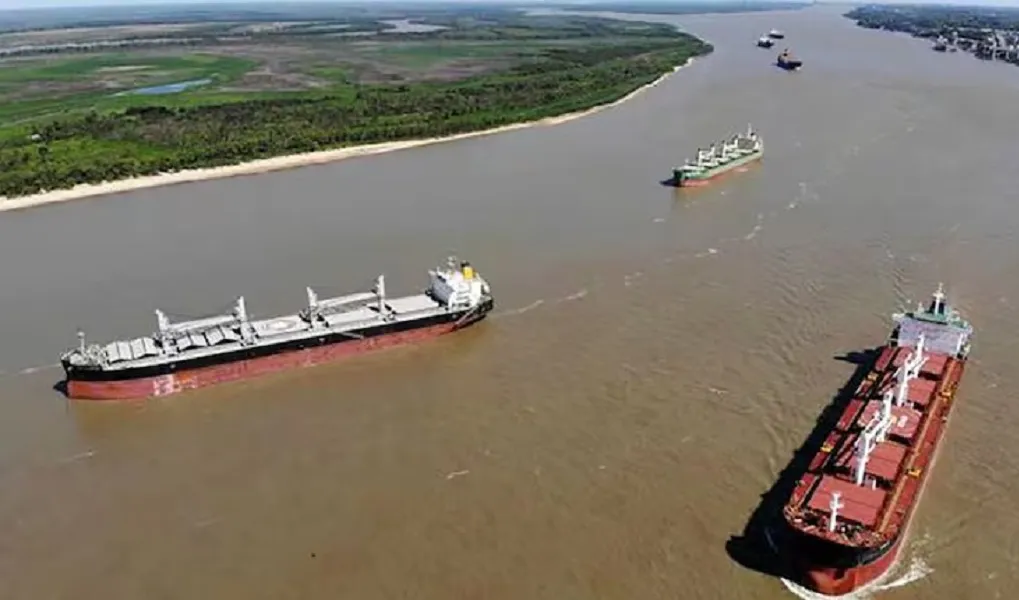 barcos en la hidrovía Argentina