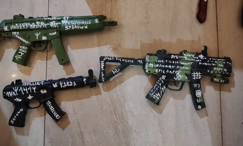 Armas falsas pintadas secuestradas en la casa del adolescente
