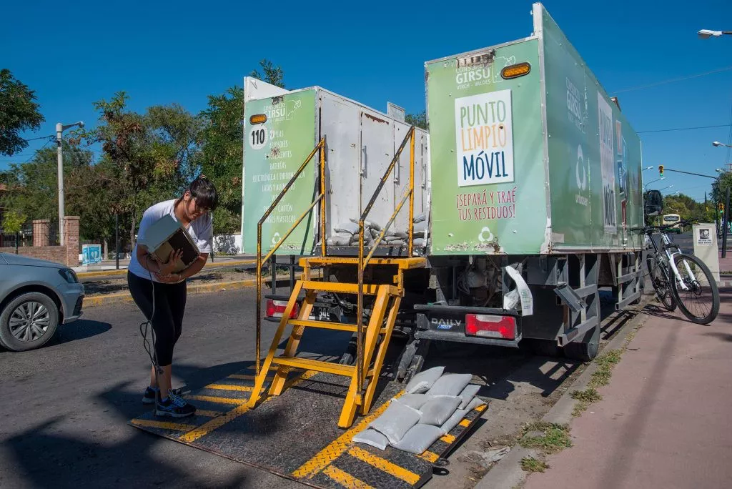 EL PUNTO LIMPIO MÓVIL CONVOCA CADA VEZ A MÁS VECINOS