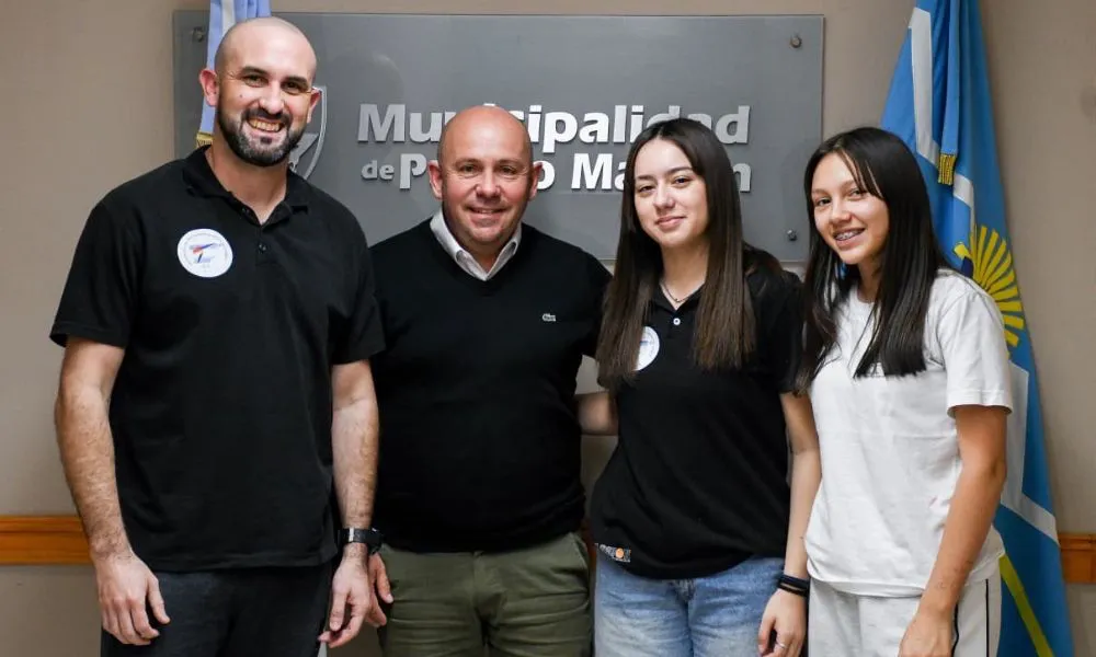 Sofía Meza Farfán, Martina Barroso y Rubén Guagliarello con el intendente Gustavo Sastre