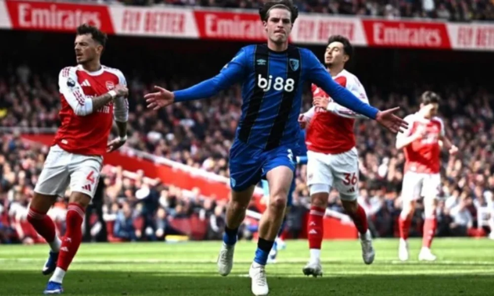 El empate 3-3 ante Everton lo dejó a cinco puntos del Arsenal, líder de la Premier League.