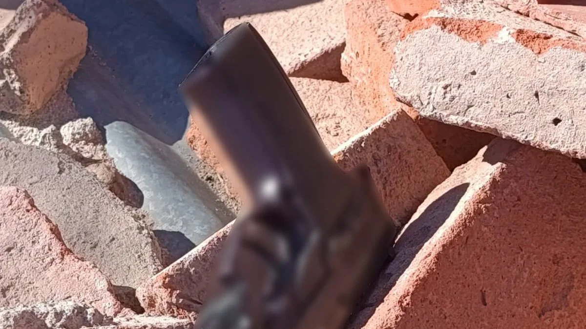 Secuestran una pistola del techo de una casa