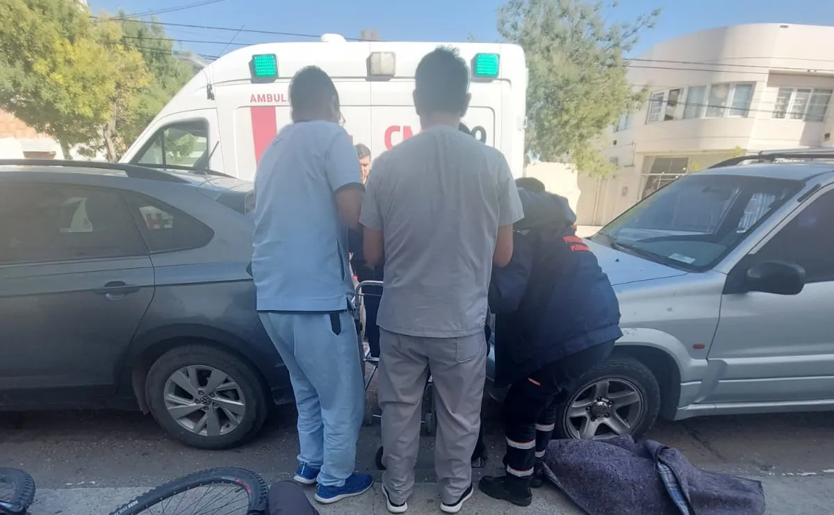 Ciclista asistida por la ambulancia del hospital