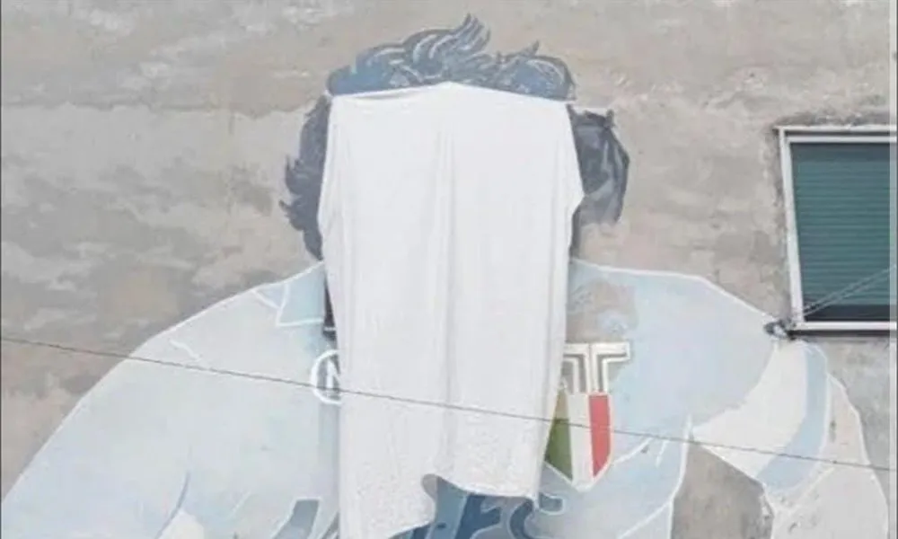 Taparon la cara de Maradona en el mural de Nápoles. Foto: @okdobleamarilla