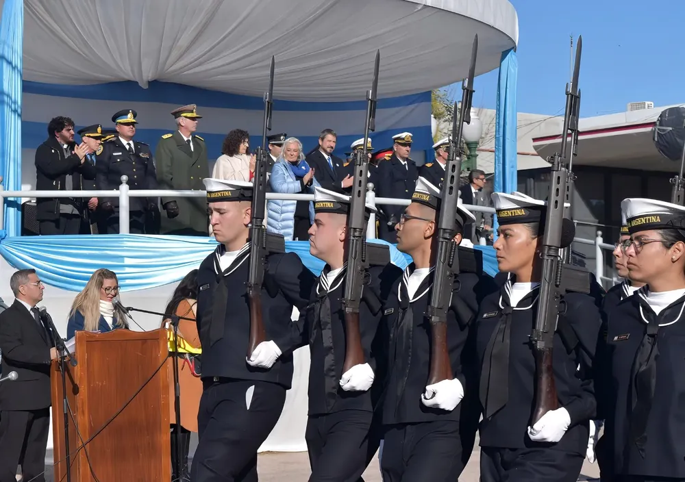 Desfile civico militar por las calles de Trelew