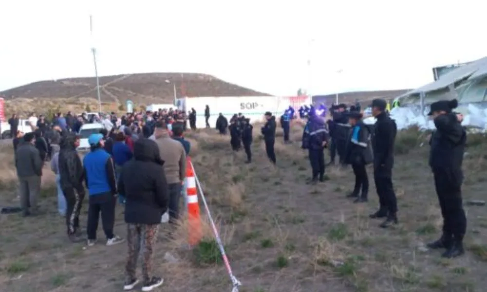 Camión volcado en Ruta 3 foto La Opinión Austral