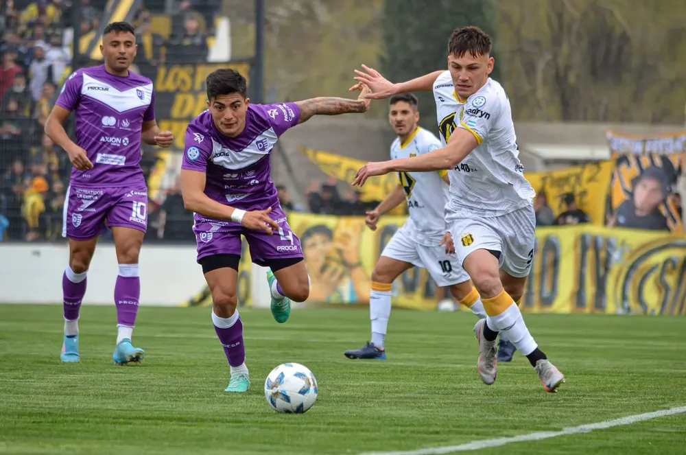 EL AURINEGRO GOLEÓ EN CASA Y SIGUE SOÑANDO