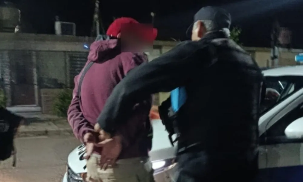 Detuvieron a un hombre tras dañar un auto y llevar un arma blanca