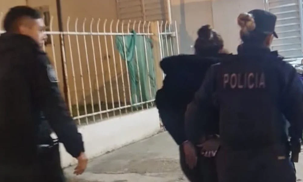 Detienen a joven de 20 años y secuestran pistola