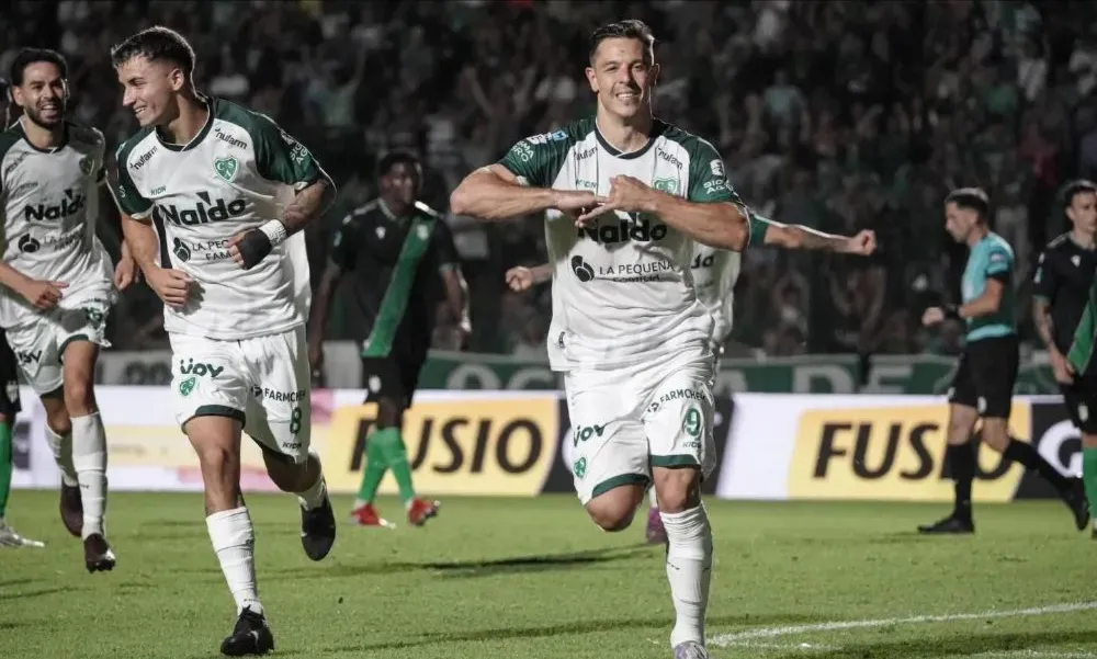 Con un penal sobre el cierre del primer tiempo, el Verde superó a Banfield