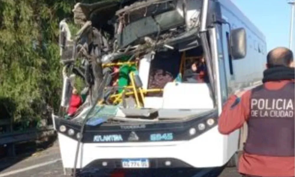 Choque de colectivo con un camión