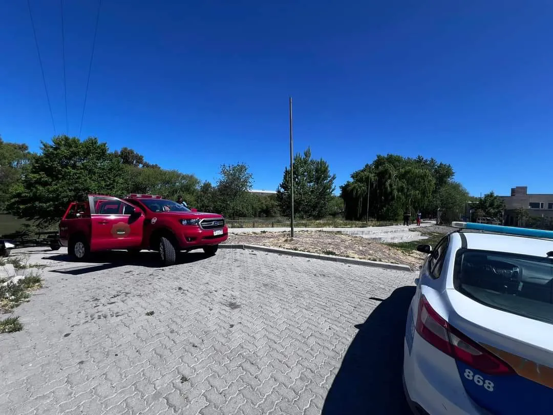 Buscan intensamente a un joven en el río Chubut