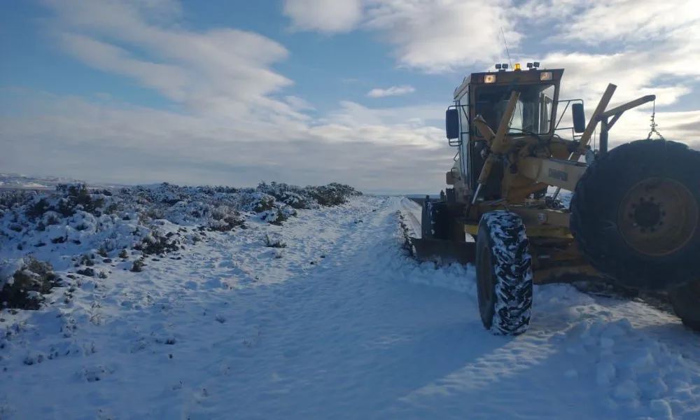 Máquinas trabajando en rutas de Chubut tras la nevada extrema