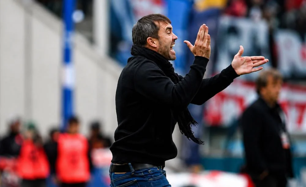 El DT de River terminó expulsado tras la final con Belgrano, volvió al campo para protestar.