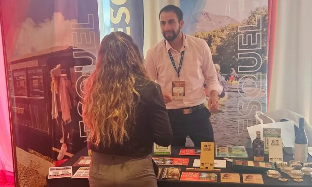 Stand con la oferta turística de Esquel