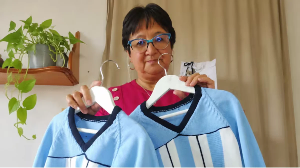 Todos los pulóveres mundialistas que hizo Sonia. (Foto y Video gentileza Sonia López)