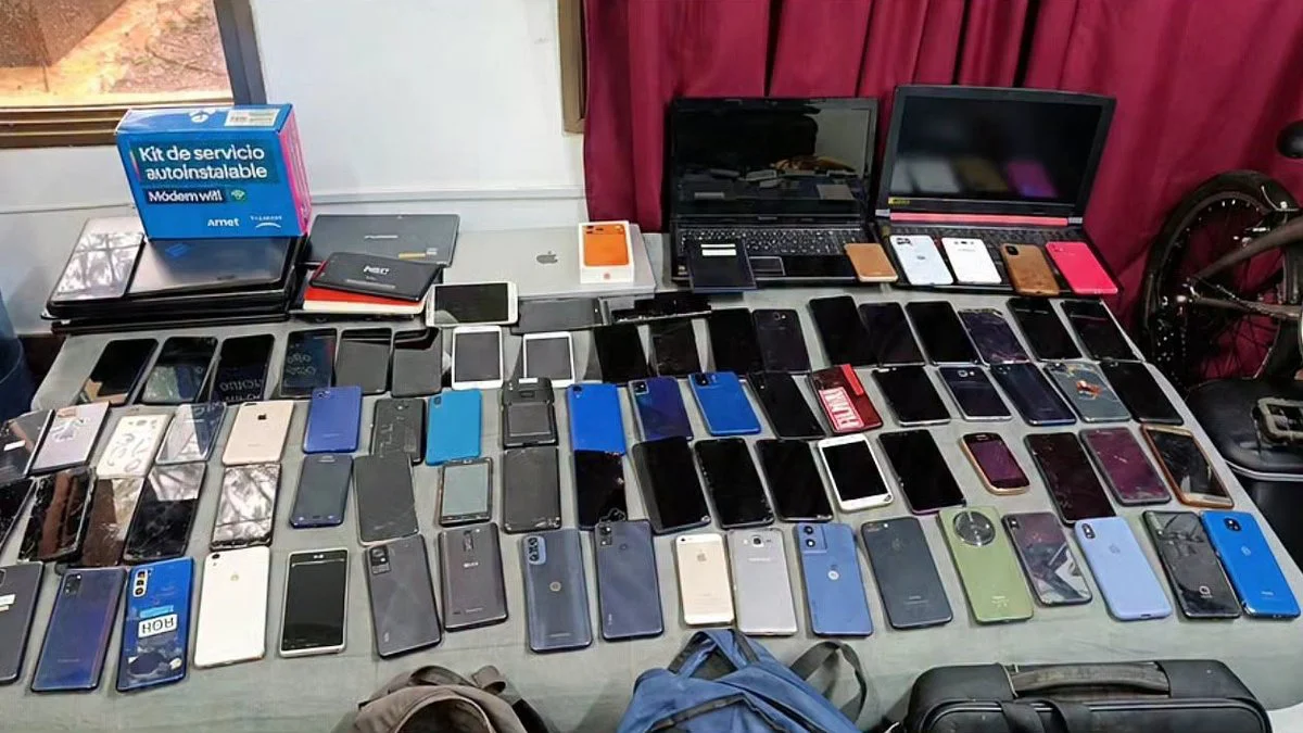 Desbaratan una “cueva” en Posadas con 90 celulares