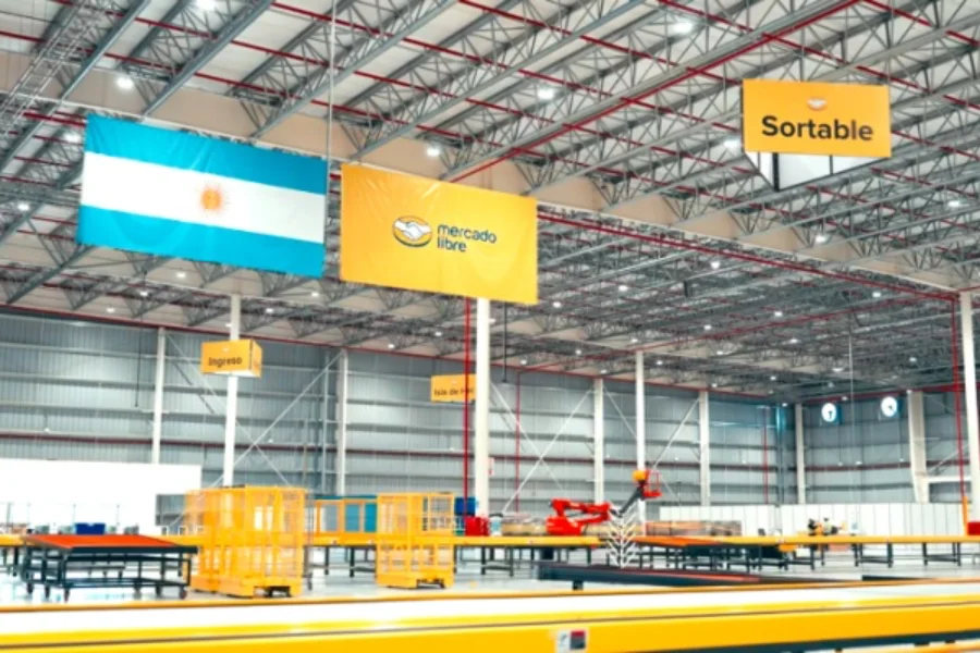 Evacúan deposito de Mercado Libre