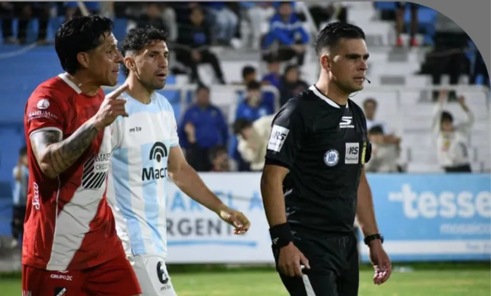 La expulsión del experimentado volante  Enzo Pérez alteró el cierre del partido en Salta.