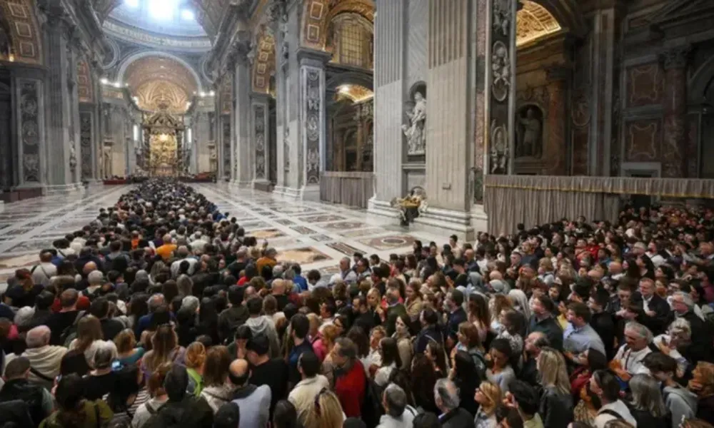 Feligreses despiden al Papa Francisco