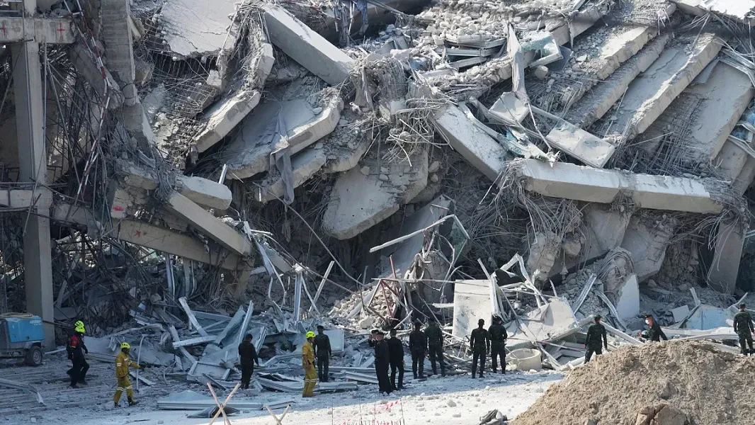Terremoto en Myanmar derrumbó un edificio (Foto: Captura Video Euronews)