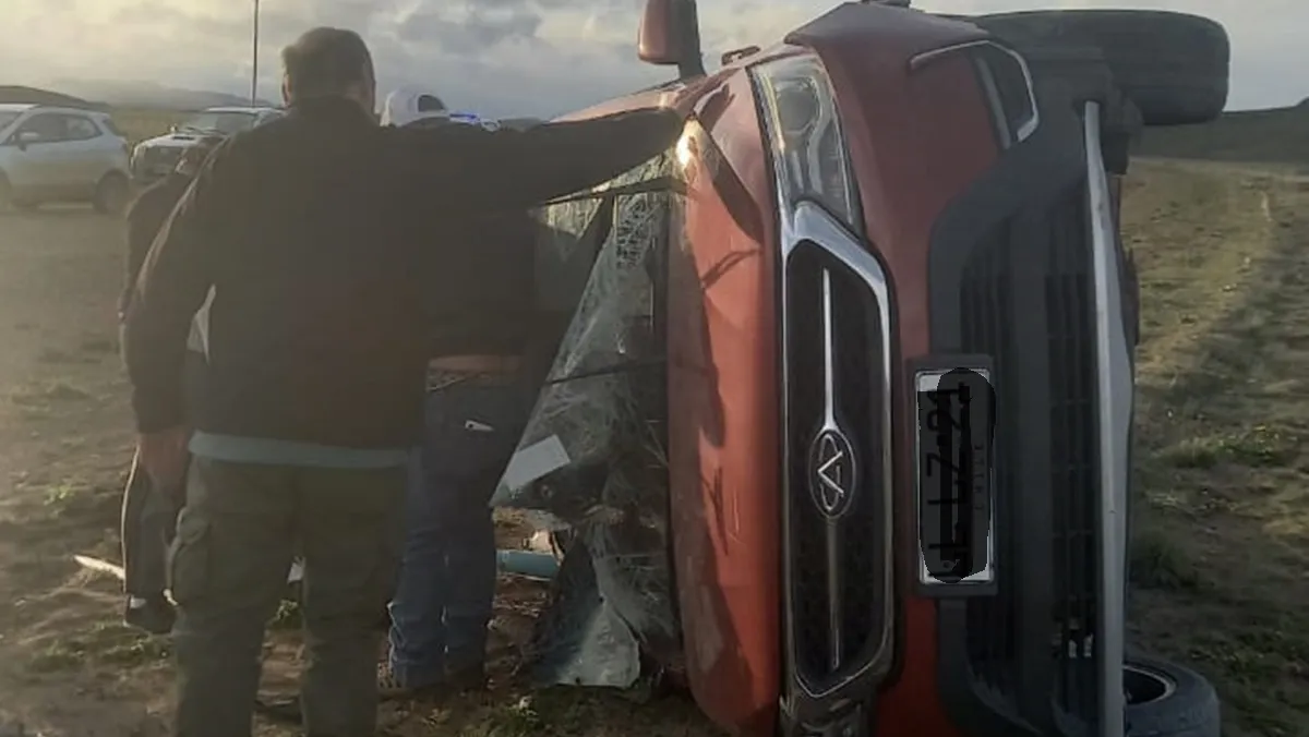 Camioneta CHERY volcada
