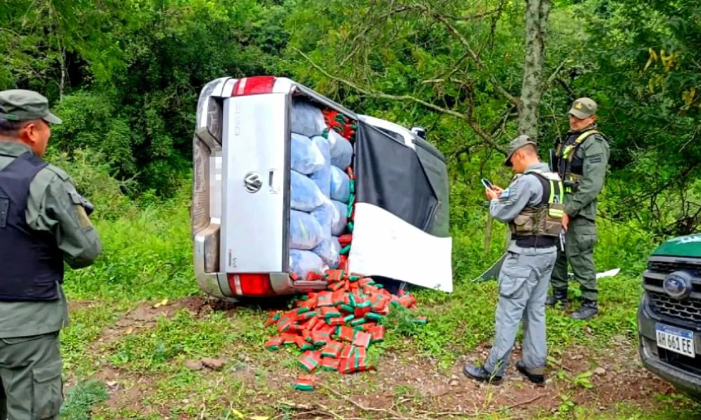 Volcó su camioneta y llevaba casi 700 kilos de hoja de coca