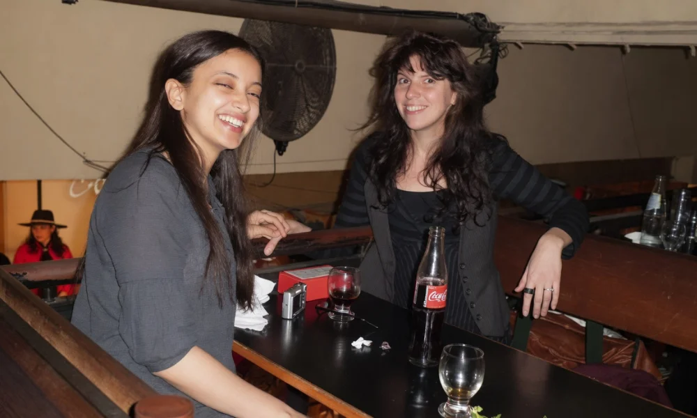 Cassandre Bouvier junto a Houria Mounmi en 2011.