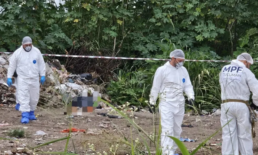 joven muerta en un basural