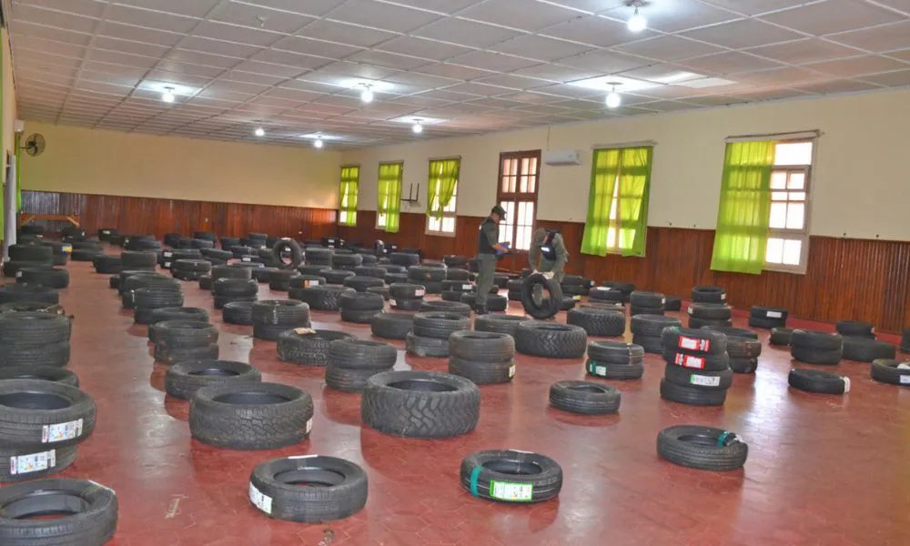 Abren 184 encomiendas en Corrientes y descubren el envío ilegal de casi 300 neumáticos extranjeros