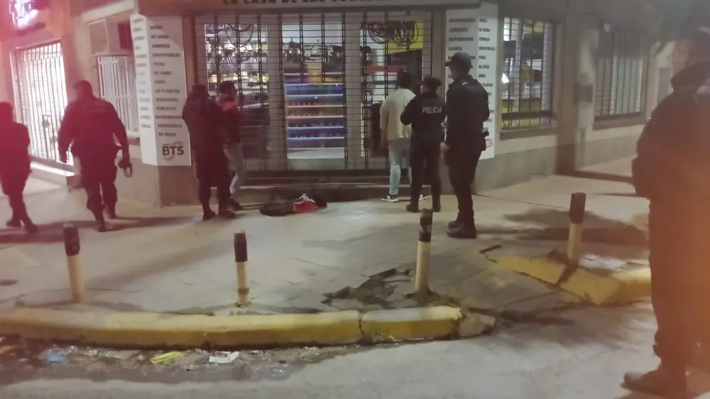 Robo Trelew. a metros de la comisaria. policía 1