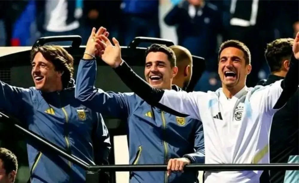 El plantel que volvió a Buenos Aires recibió una bienvenida multitudinaria en Ezeiza.