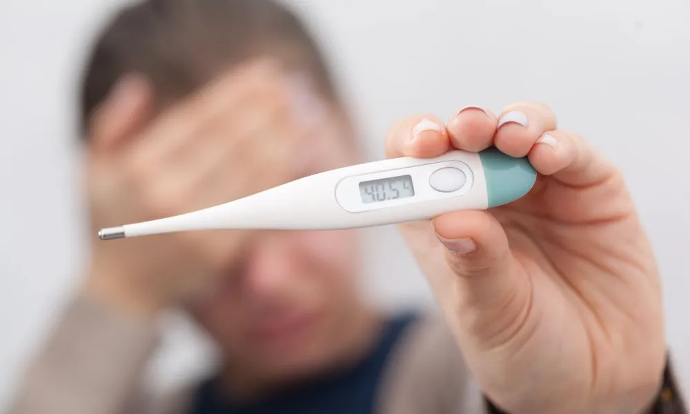 Gripe, fiebre, termómetro foto ilustrativa Freepik