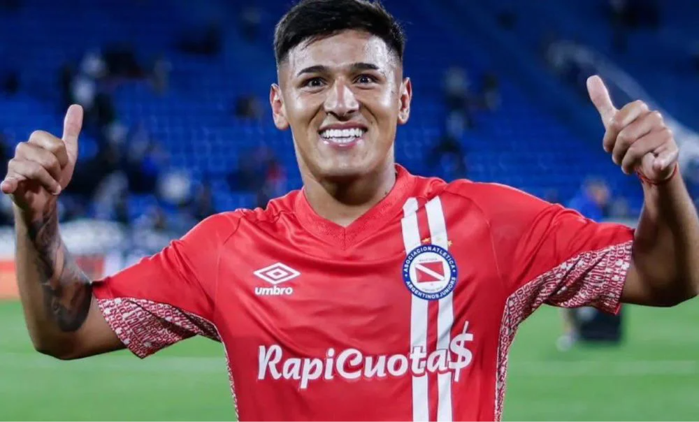 Lozano inaugura oficialmente el capítulo de incorporaciones en Boca.