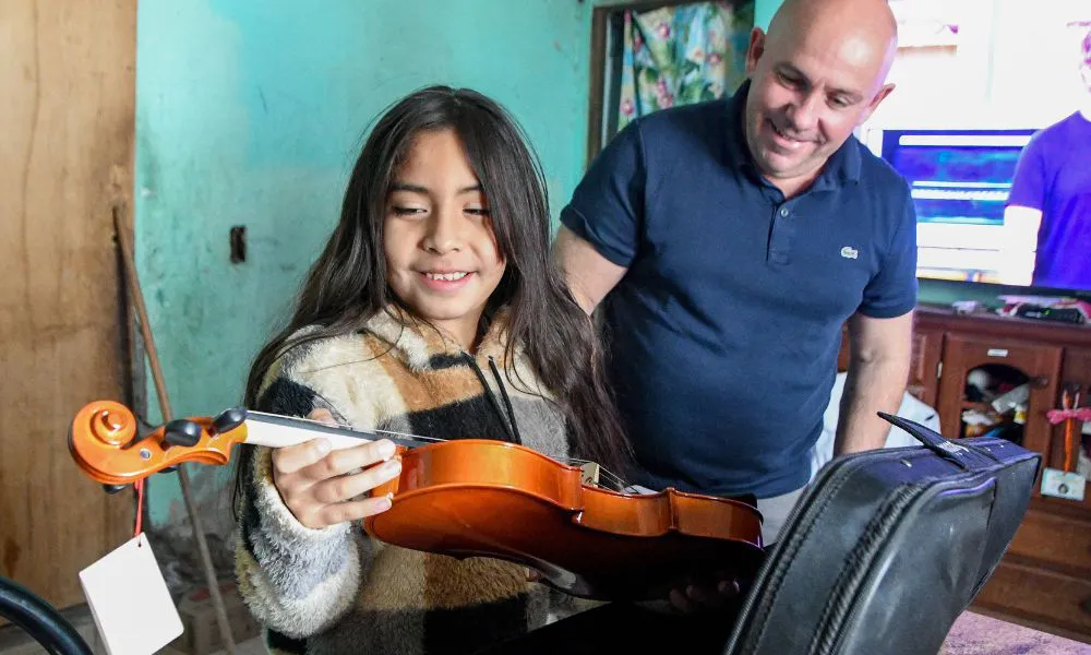 entrega de instrumento a alumna de taller municipal