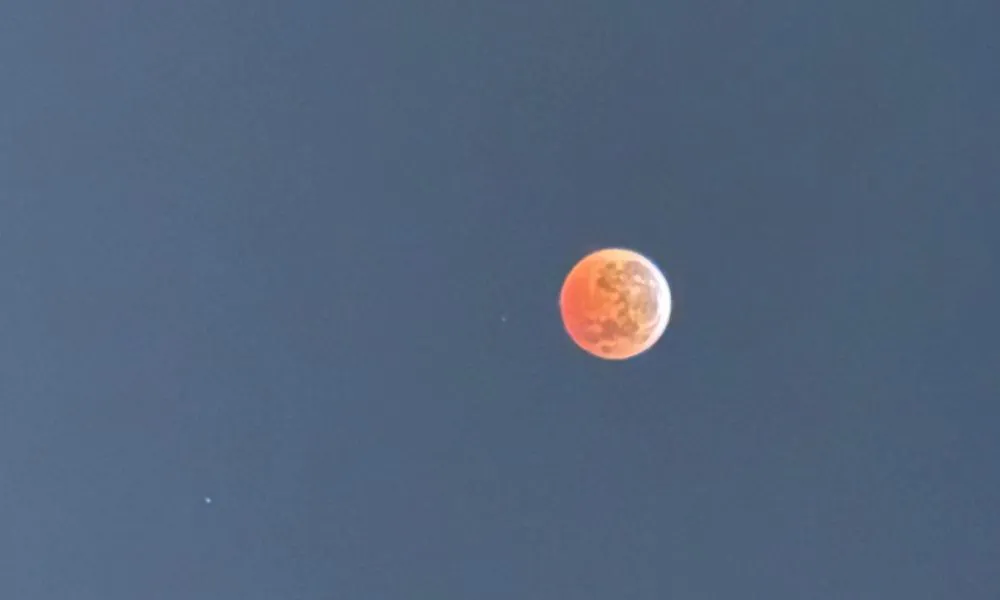 Luna roja en Madryn