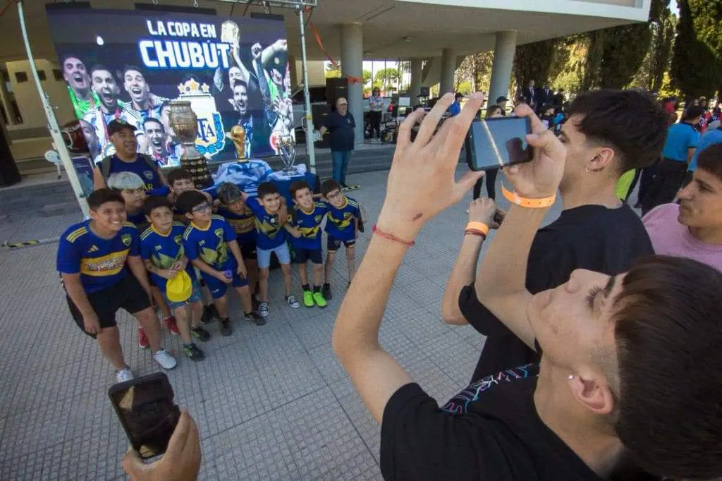 Vecinos de Rawson y zonas aledañas conocieron las copas de la selección nacional