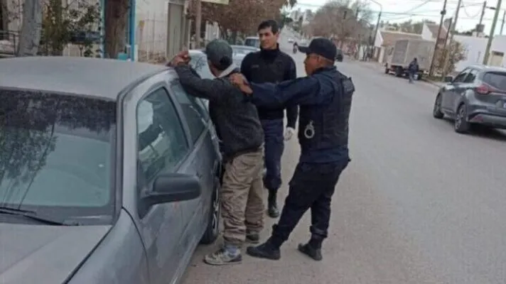 Detenido por forzar puertas de vehiculos estacionados.