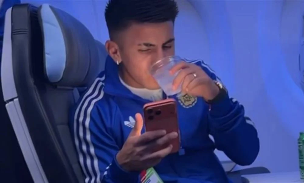 Otamendi enfocó a Almada mientras descansaba en su asiento del avión.