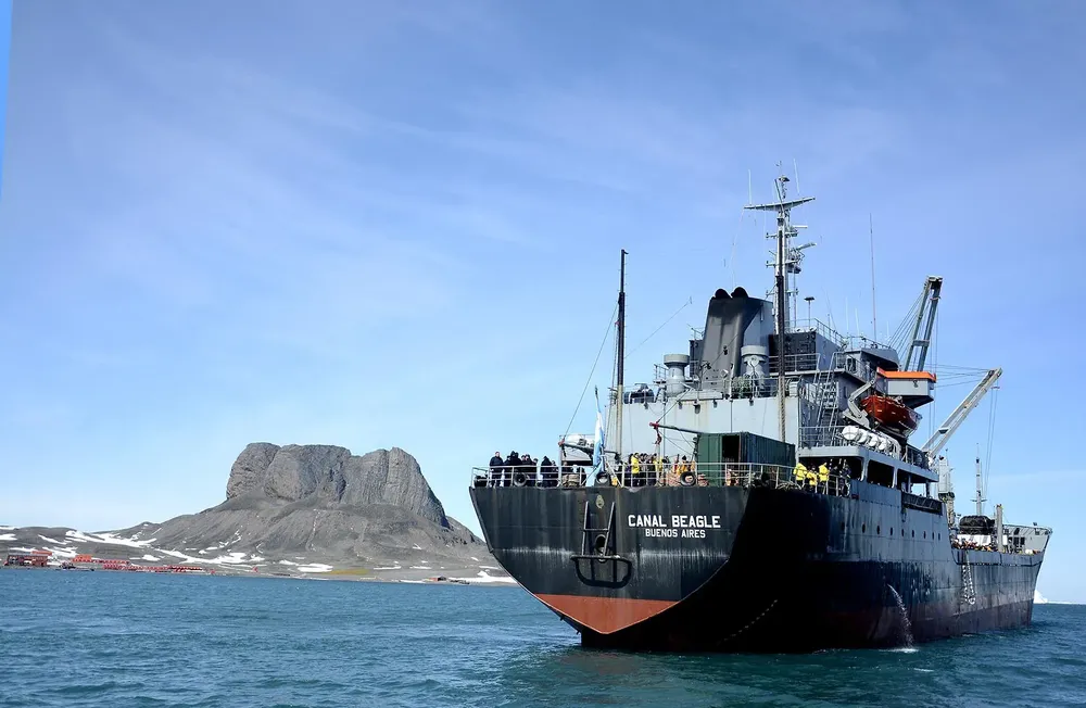 Buque con ganado para Santa Cruz
