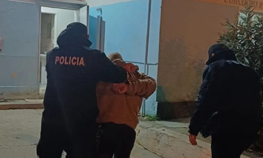Vecinos redujeron a un ladrón que fue sorprendido dentro de una vivienda