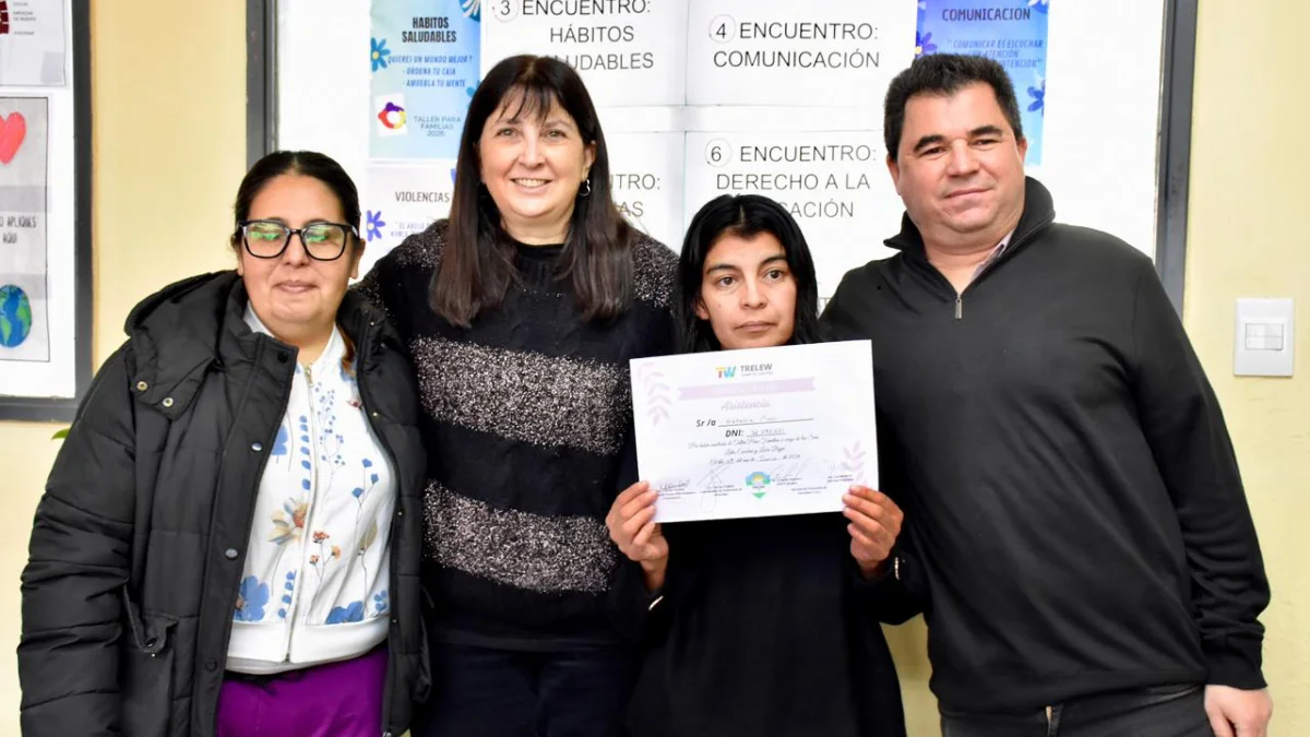 Familias de Trelew recibieron certificados tras 9 talleres de crianza en el CIC Menfa
