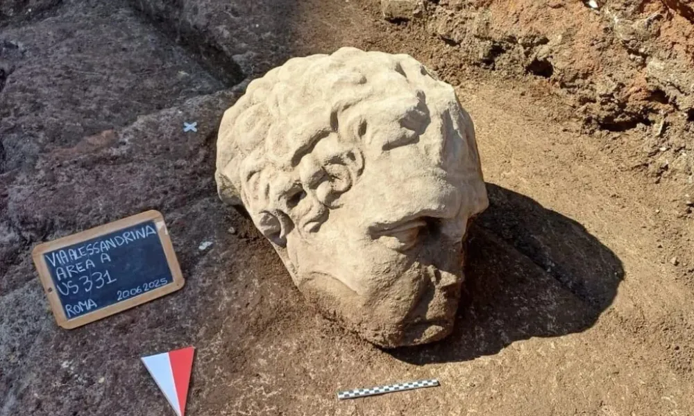 Cabeza de mármol hallada en Roma