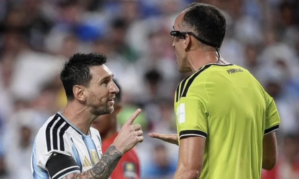 Messi enojado con el Arbitro Foto X olé