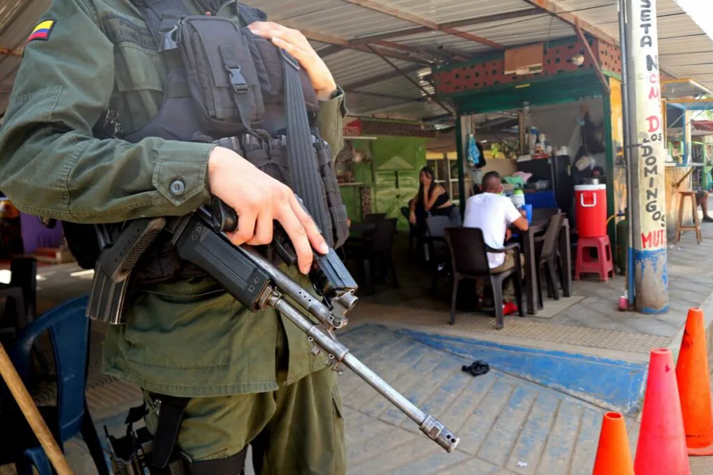 COLOMBIA DECLARA ESTADO DE CONMOCIÓN ANTE LA CRISIS POR LA GUERRILLA