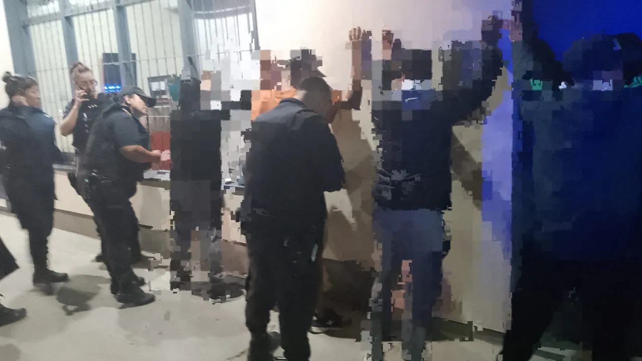 Delincuentes siendo detenidos por la policía