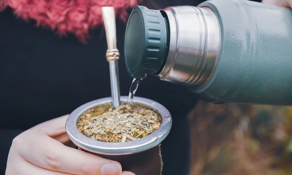 Cebando mate